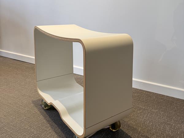 Petit meuble d'appoint mobile et fonctionnel